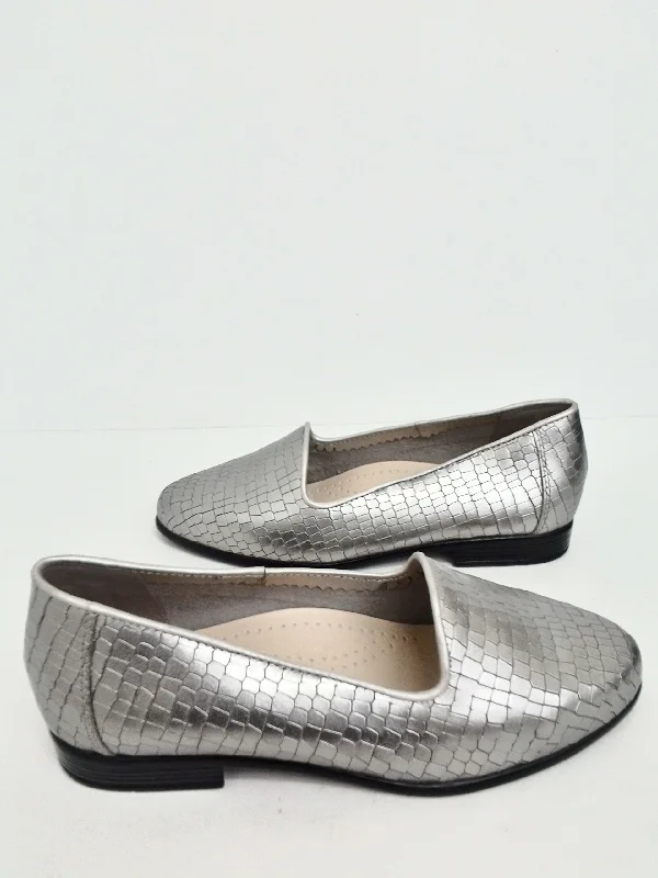 Trotters Women's Silver Flats Size 6 WW